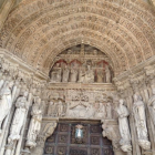 La sublime verticalidad del portal de la catedral de Tui