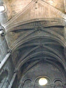 Bóveda de la nave del brazo sur del crucero de la catedral de Ourense. FOTO: J.M. G.