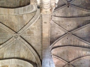 Bóvedas de la nave central y lateral de la catedral de Ourense. FOTO: J. M. G.