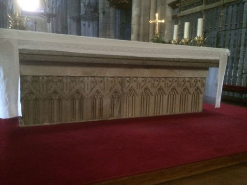 Vestigios del coro medieval en la mesa del altar mayor. FOTO: J. M. G.