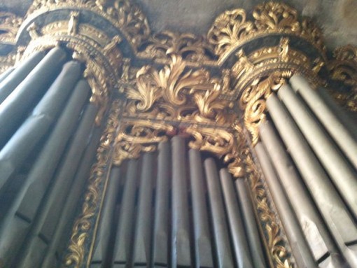 Este es el bellísimo órgano de la capilla del Santo Cristo, que necesita ser restaurado para que vuelva a sonar. FOTO: J.M.G.