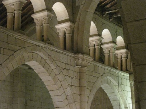 Falsa tribuna en la basílica de Santa Mariña de Augas Santas. FOTO: J.M.G.
