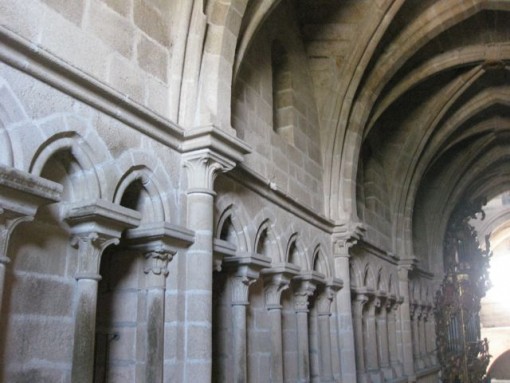 Tribuna sobre las naves laterales en la catedral de Tui. FOTO: J.M.G.