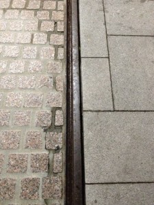 Detalle de un rail en medio de dos tipos de pavimento pétreo. FOTO: J.M.G.