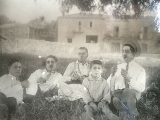 Merienda de amigos entre los que están el padre y el hermano de Valentina, en 1925.