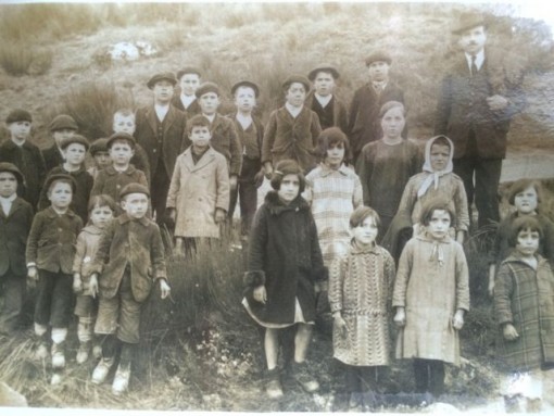 Maestro con sus alumnos de la escuela de Nanín, en junio de 1926. FOTO: M. RIESCO