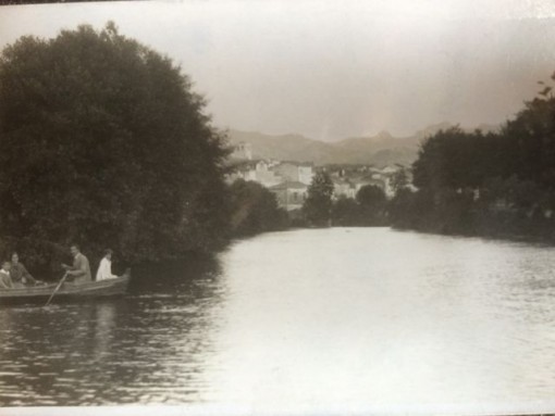 Otra vista en paseo de barca de loa padres y hermanos de Valentina, de 1926.