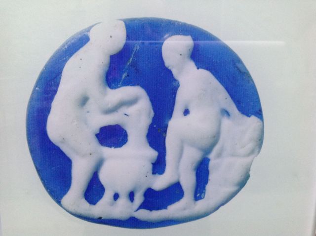 Diseño del camafeo de pasta vítrea, con una escena de baño. FOTO: J.M.G.
