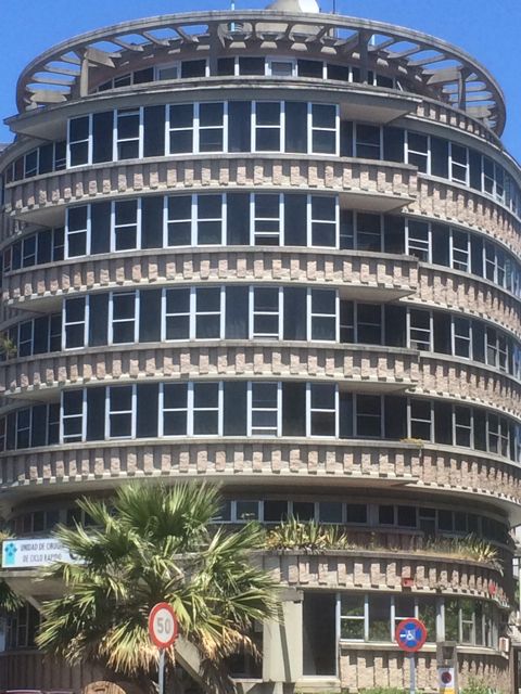 Este edificio data de 1967, es de la autoría de Bar Boo y supuso un hito en la modenar arquitectura de Vigo. FOTO: J.M.G.