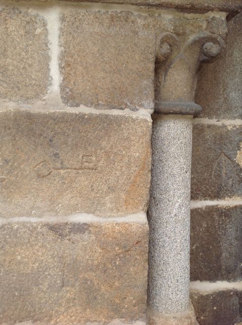 Detalle de una columnilla del vano del transepto, cuyo fuste es nuevo. FOTO: J.M.G.