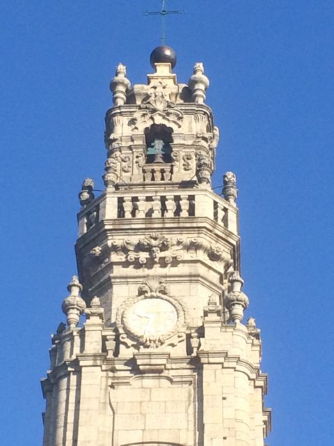 Remate de la torre, con el cuerpo del reloj y el de su campana. FOTO: J.M.G.