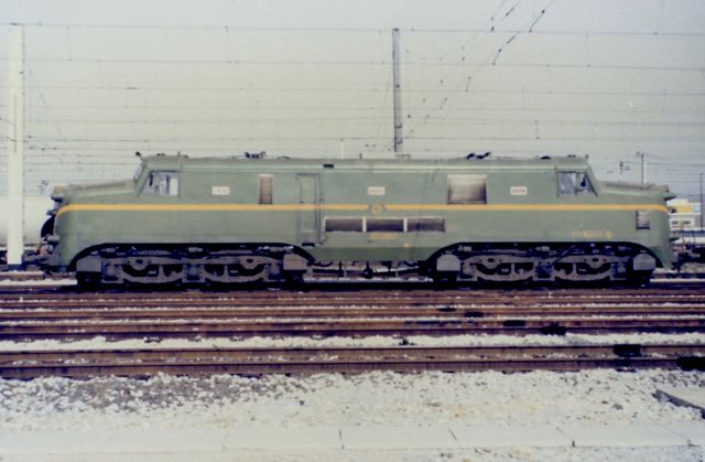 La 7700 tenía dos bogies con tres ejes cada uno. En origen la línea amarilla sobre la caja verde estaba pintada de gris. FOTO: RCD Centro Documental.