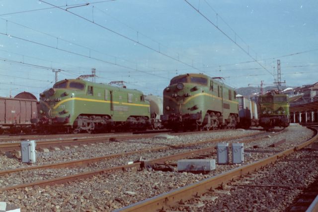 Estas locomotoras fueron contratadas para circular entre León y Asturias, luego llegaron a Santander, acabaron circulando también en Andalucía y en el trayecto León-Monforte-Ourense-Vigo hasta que fueron retiradas del servicio en los años noventa. FOTO: RCD Centro Documental.